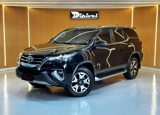 TOYOTA HILUX SW4 2.8 SRX DIAMOND 4X4 7 LUGARES 16V TURBO INTERCOOLER DIESEL 4P AUTOMÁTICO